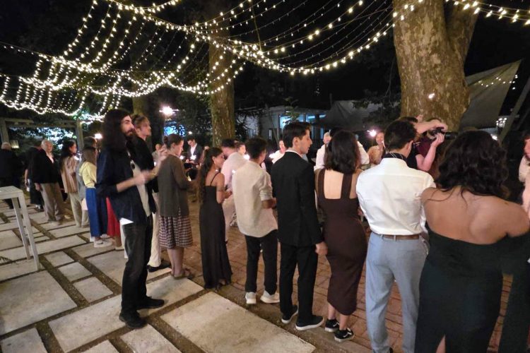 Дисководещ на сватбено празненство в ресторант Приказна градина