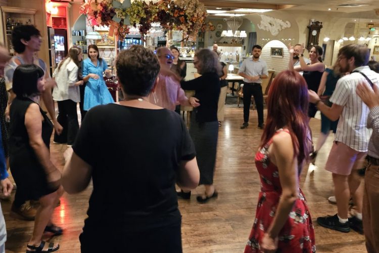 Дисководещ за парти в ресторант Щастливеца