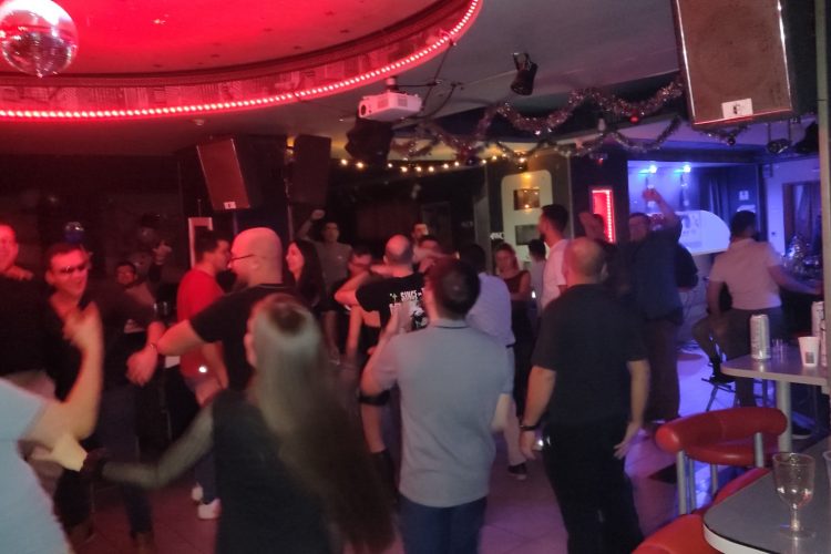 Диджей за рожден ден в парти зала Black & White