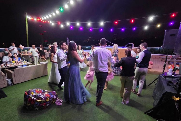 Диджей за сватбено парти в бар Шиши