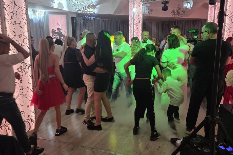 Дисководещ за романтична сватбена вечер в хотел Акорд